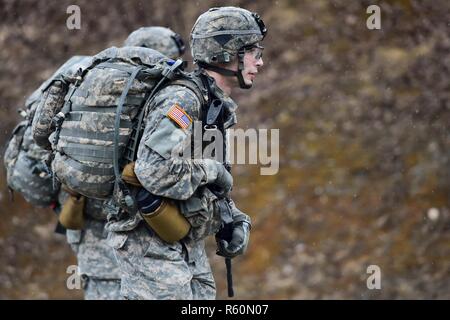 Ein Soldat Comanche Unternehmen, 1.BATAILLON, 501 Fallschirm Infanterie Regiment, 4 Infantry Brigade Combat Team (Airborne), 25 Infanterie Division, U.S. Army Alaska zugewiesen, führt eine 12-Mile taktische Fuß März auf gemeinsame Basis Elmendorf-Richardson, Alaska, 27. April 2017. Fuß marschiert sind, die Bewegung der Truppen und Ausrüstung, vor allem zu Fuß, mit begrenzter Unterstützung von Fahrzeugen. Sie sind durch Kampf Bereitschaft, einfache Steuerung, Anpassungsfähigkeit an Terrain geprägt, langsame Bewegung und höheren Personal Ermüdung. Stockfoto