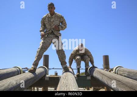 Rekrutiert aus Delta Company, 1. rekrutieren Training Bataillon Manöver über hohe Protokolle des zweiten Hindernis-Parcours im Marine Corps zu rekrutieren Depot San Diego, April 20. Die Rekruten lernten verschiedene Techniken unterstützen sie beim Ausfüllen der Hindernisse, die ihre oberen und unteren Körperkraft getestet. Jährlich werden mehr als 17.000 Männer rekrutiert sich aus den westlichen Recruiting Region am MCRD San Diego ausgebildet. Delta Unternehmen soll bis Juni 30 Absolventen. Stockfoto