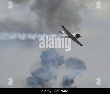 Tora Tora Tora eine Air Show Act an der Golfküste 2017 Salute open house und Air Show in Tyndall Air Force Base, Fla., 22. April 2017. Tora Tora Tora neu erstellt, um den Angriff auf Pearl Harbor von der Kaiserlichen Japanischen Marine Air Service. Stockfoto