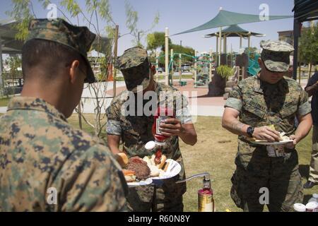 Marines mit 3 Light Armored Reconnaissance Bataillon und 1. Tank Bataillon genießen Grillen am Victory Field an Bord Marine Corps Air Ground Combat Center, Twentynine Palms, Calif., 28. April 2017. 1St Marine Division Association und die Einheit der Familie Bereitschaft Offiziere bewirtete den Grill Kameradschaft und Förderung der Beziehungen zwischen Junior Marines, Matrosen und Familienmitglieder zu errichten. Stockfoto