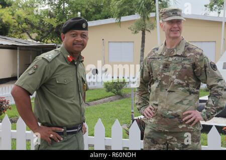 Brig. Gen. David Jones, Kommandant der Belize Defence Force, trifft sich mit US-Armee Generalmajor David Conboy, U.S. Army Reserve Stellvertretender Kommandierender General (Operations), während einer Tour durch die über den Horizont hinaus task force in Ladyville, Belize, 26. April 2017. Über den Horizont hinaus ist ein US Southern Command - geförderte, Armee südlich-led-Übung für humanitäre und technische Dienstleistungen für die Gemeinschaften in der Notwendigkeit, die Unterstützung der USA für Belize zur Verfügung zu stellen. Stockfoto