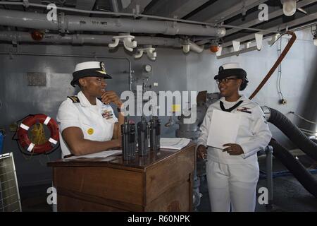 NORFOLK (27. April 2017) Lt. j.g. Michelle Wogu, aus Austin, Texas, und Aviation Maintenance Administrationman 3. Klasse Jasmin Mccullough stand auf der Officer quarterdeck an Bord der Flugzeugträger USS Dwight D. Eisenhower (CVN 69). Das Schiff ist derzeit pier Seite während der lebenserhaltung Phase des optimierten Flotte Antwort planen. Stockfoto