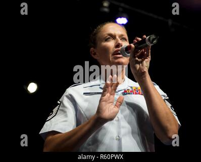 Master Sgt. Alyson Jones, US Air Forces Central Command band Sänger, singt bei einem gemeinsamen Konzert mit dem Doha Gemeinschaft Orchestra in der amerikanischen Schule von Doha, 29. April 2017. Die US Air Forces Central Command Band ist das erste Fest zugeordnete Air Force Band zu den zentralen Befehl Verantwortungsbereich. In Al Udeid Air Base, Katar, die Band besteht aus bereitgestellten Flieger aus dem aktiven Dienst-, Reserve- und Air National Guard Bands. Stockfoto