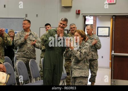 Generalmajor Carol Timmons, Kol. Rob Culcasi und viele andere begrüße und beglückwünsche die Delaware Leadership Academy, Klasse von 2016 auf all ihre harte Arbeit und Mühe, die bis zu ihrem Abschluss am Donnerstag, 20. April 2017. Stockfoto