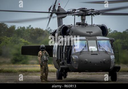 Ein Blackhawk helicopter aircrew Mitglied steht ausserhalb des Flugzeuges während des Herunterfahrens Verfahren nach dem Flug während der Open House Veranstaltung des sechsten Ranger Training Bataillon am 29. April in Eglin Air Force Base, Fla. Die Veranstaltung eine gute Gelegenheit für die Öffentlichkeit, um zu erfahren, wie Förster Zug und zu bedienen. Die Veranstaltung zeigt zeigte Ausrüstung, Waffen, ein Reptilienzoo, Kinderschminken und Waffe abfeuern unter anderem. Die Demonstrationen zeigte Hand-auf-Hand zu bekämpfen, Fallschirm springen, Schlangen show, und Rangers in Aktion. Stockfoto