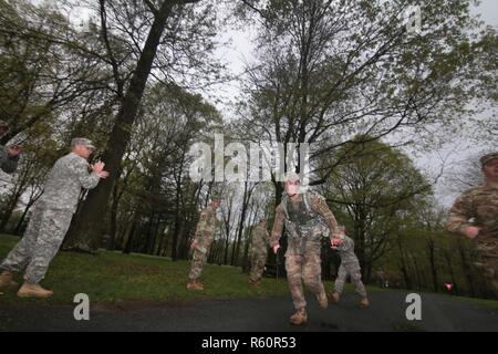 US Armee Sgt. Seth Eastman, Center, New Hampshire Army National Guard, applaudiert, als er die 12-Meilen-Zone Ruck März während der Region 1 Wettbewerb beste Krieger Wettbewerb im Washington Crossing State Park, Titusville, N.J., 26. April 2017 beendet. Vierzehn US Army National Guard Soldaten und Unteroffiziere aus den sechs Neuengland-Staaten, New Jersey und New York konkurrieren in der dreitägigen Veranstaltung, 25-27 April 2017, welche Features Ereignisse zeitgesteuerte, einschließlich Häuserkampf Simulationen, Land-Navigation und der Armee körperliche Fitness-Test. Die beiden Gewinner fährt fort, um in zu konkurrieren die Stockfoto