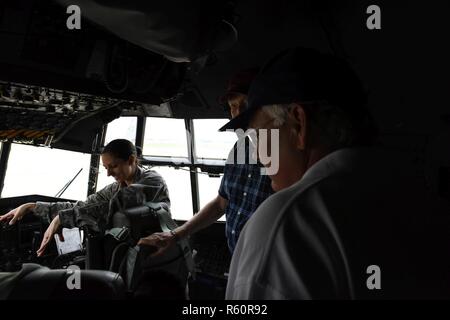 Major Lisa Dodge, Navigator und aktuellen 145. Airlift Wing Executive Officer, beschreibt die verschiedenen Cockpit-Funktionen und Personal Positionen für eine c-130 Hercules-Flugzeuge an die Mitglieder der vier Jahreszeiten-Veteranen-Club auf einer Basis Tour von der North Carolina Air National Guard Base, Charlotte Douglas International Airport, 27. April 2017. Die vier Jahreszeiten-Veteranen-Club ist eine Gemeinschaft von über 55 in Fort Mill Gemeinschaft, bestehend aus 60 Veteranen aus dem zweiten Weltkrieg durch Desert Storm und beinhalten Armee, Luftwaffe, Marine, Marine, Küstenwache, Royal Navy und Royal Air Force. Stockfoto