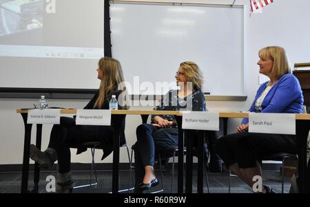 Von links nach rechts Yvonne Gibbons, Bauingenieur, Margaret McGill, Program Manager und chemischer Ingenieur zusammen mit Ruthann Haider, Leiter der Vertragsparteien mit der US-Armee Korps der Ingenieure linken zusehen, wie lokale Fachleute junge Frauen von Walla Walla High School, die die Frauen in den Ingenieur- Veranstaltung in der SEATech Zentrum am 26. April 2017 besucht. Die Wissenschaft, Technologie, Ingenieurwesen und Mathematik Veranstaltung wurde organisiert, um die Studierenden auf eine Vielzahl von Möglichkeiten zu entlarven und die Lücke in Berufen, in denen es eine geschlechtsspezifische Unterschiede. Us-Armee Stockfoto