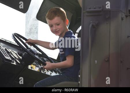 Drake Holz sitzt in einem taktischen Fahrzeug während einer "Ihr Kind bringen Tag" auf Marine Corps Air Station Cherry Point, N.C., 28. April 2017 zu arbeiten. Militärische Kinder erhielten die Gelegenheit, zu erfahren, was ihre Eltern jeden Tag während einer interaktiven Tour durch Marine Flugzeuge Logistik Squadron 29, Marine Flugzeuge Gruppe 29, 2. Marine Flugzeugflügel. Drake's Vater, Cpl. Jeffery Holz, ist ein Ground Support Equipment Techniker mit der Staffel. Stockfoto