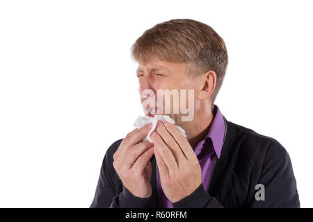 Mann in einer Strickjacke mit Gewebe auf weißem Hintergrund Stockfoto