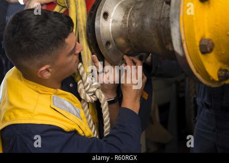 PORTSMOUTH, Virginia (26. April 2017) der Maschinist Mate 3. Klasse Jordan Rivera Schrauben in die erste Schraube anbringen eines Kraftstoff - Schlauch -, die mit einem Kraftstoff Empfänger an Bord der Amphibisches Schiff USS Wasp (LHD1). Wasp wird derzeit geplante schrittweise Verfügbarkeit Mindestreserve-erfüllungsperiode bei BAE Systems Naval Shipyard, während den Vorbereitungen für den bevorstehenden homeport Verschiebung nach Sasebo, Japan. Stockfoto