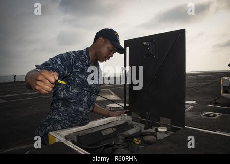 NORFOLK, Virginia (29. April 2017) der Luftfahrt Bootsmann Mate (Ausrüstung) Airman Devontay Easterling, von Kalamazoo, Mich., prüft das Öl von einer Flight Deck Schlepper auf dem Flugdeck der Flugzeugträger USS Dwight D. Eisenhower (CVN 69) (IKE). Ike ist derzeit pier Seite während der lebenserhaltung Phase des optimierten Flotte Notfallplan (OFRP). Stockfoto