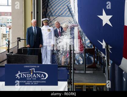 NEWPORT NEWS, Virginia (29. April 2017) Das Schiff ist Sponsor Diane Donald tauft das Virginia - class Attack submarine Indiana (SSN789), beobachtet von, von links, Vice President Mike Pence, Cmdr. Jesse Zimbauer,'s Indiana kommandierenden Offizier, und Newport News Shipbuilding Präsident Matt Mulherin. Stockfoto