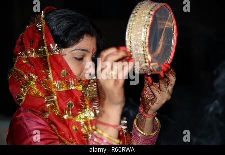 Frau im Mond durch ein Sieb während Karva Chauth Stockfoto