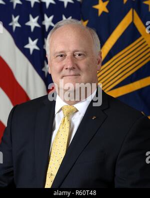 Richard W. Linderman, Stellvertretender Direktor, Informationssysteme und Cyber Technologies, Büro der Stellvertretende Verteidigungsminister (Akquisition), stellt für seine offizielle Portrait in der Armee portrait Studio in das Pentagon in Arlington, Virginia, April 27, 2017. Stockfoto