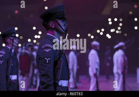 Einen Flieger mit der Queen Color Squadron, 63 Squadron der Royal Air Force Regiment, steht an Aufmerksamkeit während der Virginia International Tattoo Finale in der Arena in Norfolk, Virginia, 26. April 2017. Die Tätowierung stellt über 1.000 Künstler aus sieben verschiedenen Nationen feiern, Musical und militärische Erbe aus der ganzen Welt. Stockfoto