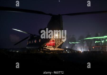 Us-Aufklärer Marines, Vorbereiten der Nacht Helo zu leiten - Casting Training Operations während der Aufklärung Team Leader Kurs an der Marine Corps Base Hawaii, 24. April 2017. Der Zweck der Aufklärung Team Leader-Kurses ist es, die Schüler mit den erforderlichen Kenntnissen und Fähigkeiten, die benötigt werden, um die Pflichten eines Aufklärung Team Leader zur Verfügung zu stellen, die zur Durchführung. Dieser Kurs betont Planung, Briefing und führenden Mannschaften in patrouillieren, Aufklärung, und amphibische Operationen. Stockfoto