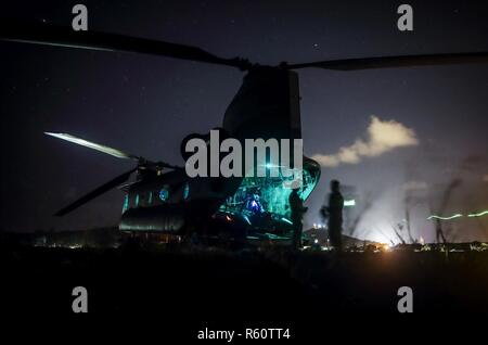 Us-Aufklärer Marines, Vorbereiten der Nacht Helo zu leiten - Casting Training Operations während der Aufklärung Team Leader Kurs an der Marine Corps Base Hawaii, 24. April 2017. Der Zweck der Aufklärung Team Leader-Kurses ist es, die Schüler mit den erforderlichen Kenntnissen und Fähigkeiten, die benötigt werden, um die Pflichten eines Aufklärung Team Leader zur Verfügung zu stellen, die zur Durchführung. Dieser Kurs betont Planung, Briefing und führenden Mannschaften in patrouillieren, Aufklärung, und amphibische Operationen. Stockfoto