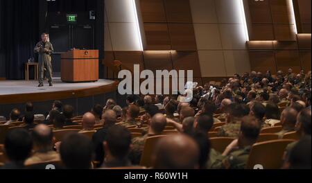NEWPORT, R.I. (28. April 2017) Adm. B. Harry Harris, Kommandeur der US Pacific Command (FIRMA PACOM), U.S. Naval War College Studenten, Mitarbeiter und Dozenten einen Überblick über die Firma Pacom Theater bei einem Besuch in der Hochschule. Stockfoto