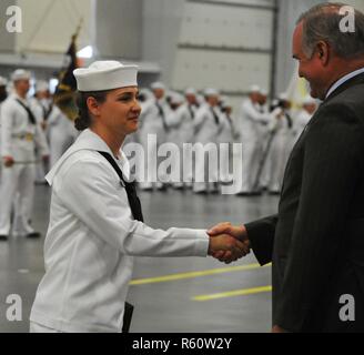 Region der Großen Seen, Il. (April. 28, 2017) ein rekrut Preisträger schüttelt die Hand des Ryne Sandberg, der Ehrengast bei einem Boot Camp Abschlussfeier 28. April, um das Training der Befehl rekrutieren. Sandberg, einem ehemaligen Chicago Cubs und Philadelphia Phillies Player wurde an die National Baseball Hall of Fame im Januar 2005 gewählt. Er besuchte die Graduierung als Gast von Konteradmiral Stephen Evans, Commander, Naval Service Training Befehl. Über 30,000-40,000 Rekruten Absolvent jährlich nur von Boot Camp der Marine. Stockfoto