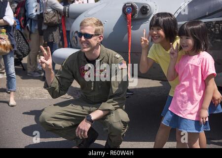 NAVAL AIR FACILITY ATSUGI, Japan (29. April 2017) Lieutenant Kyle Couillard, von Germantown Md., ein Pilotprojekt zum goldenen Falken von Hubschrauber Meer Combat Squadron (HSC) 12, posiert für ein Foto mit den Besuchern während der Naval Air 2017 Facility (NAF) Atsugi Feder fest zugeordnet. Die Open Base Festival zieht Massen von über 65.000 Besuchern jedes Jahr. NAF Atsugi bewirtet hat offene Basis Gemeinschaft Freundschaft Veranstaltungen für fast 30 Jahre als Mittel engere Beziehungen zu bauen und Verständnis für die Gemeinschaften, die um die Basis und alle über Japan. Stockfoto