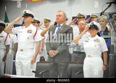 Region der Großen Seen, Il. (April. 28, 2017) ein rekrut Preisträger schüttelt die Hand des Ryne Sandberg, der Ehrengast bei einem Boot Camp Abschlussfeier 28. April, um das Training der Befehl rekrutieren. Sandberg, einem ehemaligen Chicago Cubs und Philadelphia Phillies Player wurde an die National Baseball Hall of Fame im Januar 2005 gewählt. Er besuchte die Graduierung als Gast von Konteradmiral Stephen Evans, Commander, Naval Service Training Befehl. Über 30,000-40,000 Rekruten Absolvent jährlich nur von Boot Camp der Marine. Stockfoto