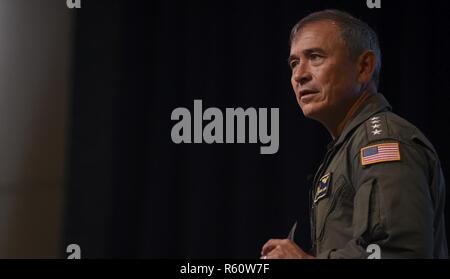 NEWPORT, R.I. (28. April 2017) Adm. B. Harry Harris, Kommandeur der US Pacific Command (FIRMA PACOM), U.S. Naval War College Studenten, Mitarbeiter und Dozenten einen Überblick über die Firma Pacom Theater bei einem Besuch in der Hochschule. Stockfoto