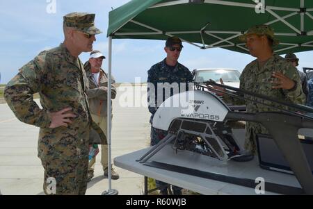 CAMP Pendleton, Calif (27. April 2017) Brig. Gen. Bradford Gering, stellvertretender Kommandant, US Marine Corps Forces Command, spricht mit Elektronik Techniker 1. Klasse Antonio Munoz, ein reservist auf den Raum und Naval Warfare Systems Command (Spawar) Unbemannte Maritime Fahrzeug (Umv) Lab zugeordnet, über die unbemannten Dampf 55 Fähigkeiten nach einer Flugvorführung während der Ship to Shore Spielraum zum Experimentieren und (S2ME 2) Erweiterte Marinetechnik Übung (ANTX) 2017 an Bord Camp Pendleton, April 17-28. S2ME2ANTX bringt der Industrie, der Wissenschaft und der Naval Research Stockfoto