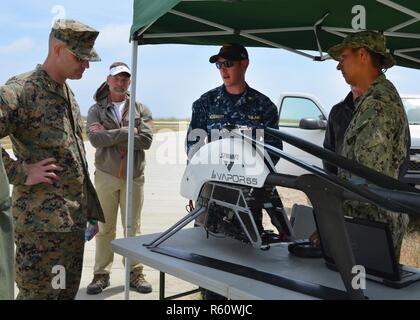 CAMP Pendleton, Calif (27. April 2017) Lt.Cmdr. Tom McDermott und Elektroniker 1. Klasse Antonio Munoz, beide Reservisten auf den Raum und Naval Warfare Systems Command (Spawar) Unbemannte Maritime Fahrzeug (Umv) Lab zugeordnet, und erläutern Sie die Funktionen der unbemannten Dampf 55 nach einer Flugvorführung nach Brig. Gen. Bradford Gering, stellvertretender Kommandant, US Marine Corps Forces Command, während das Schiff zum Ufer Spielraum zum Experimentieren und (S2ME 2) Erweiterte Marinetechnik Übung (ANTX) 2017 an Bord Camp Pendleton, April 17-28. S2ME2ANTX bringt Industrie, Stockfoto