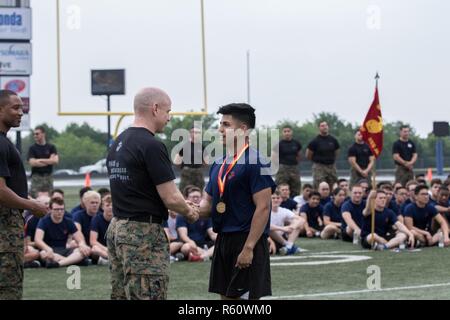 Recruiting Station Fort Worth kommandierenden Offizier, Maj. Robert F., beglückwünscht die Zukunft Marine, die genannt wurde, die körperlich fit poolee während Recruiting Station Fort lohnt sich Jährliche Pool Funktion an Bord Brauer High School, April 29. Die Veranstaltung umfasste eine anfängliche Stärke Test, Feld Wettbewerb und Spaß mit einigen bohren Ausbilder Treffen. (Marine Corps Stockfoto