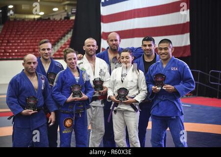 LAS VEGAS (27. April 2017) Master-at-Arms 2. Klasse Bobby Yamashita (rechts), von Glendale, Colorado und mit Naval Support Activity Bahrain stationiert, wirft mit der 2017 US-Grappling World Team (GI). Yamashita den ersten Platz in der 77-kg gi Division macht ihn zu einem aktuellen USA Grappling world Team Mitglied in Baku, Aserbaidschan im Oktober 2017 zu konkurrieren. Stockfoto