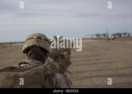 Us-Marines mit Fox Unternehmen, 2.BATAILLON, 6 Marine Regiment, Vorbereitung einer KC-130 Hercules Stabilität für Talon Übung (TalonEx) 2-17, Yuma, AZ, 25. April 2017 zu führen. Der Zweck der TalonEx wurde für Boden Kampf Einheiten integrierte Ausbildung zur Unterstützung der Waffen und Taktiken Instructor Kurs (WTI) 2-17 durchzuführen, bewirtet durch Marine Aviation Waffen und Taktiken Squadron (MAWTS-1). Stockfoto