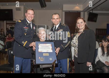 Yukie Furukawa, Namens hervorragende Freiwilliger des Jahres, erhält eine Plakette während der Camp Zama jährlichen freiwilligen Anerkennung Zeremonie am 21. April im Camp Zama Gemeinschaft Club. Stockfoto