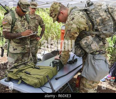 JOINT BASE Pearl Harbor - HICKAM, Hawaii - USA Armee SPC. Christopher Turchio, eine kleine Arme Spezialist mit 1 Bataillon Reparatur, 1 Air Defense Artillery, 94th Army Air und Raketenabwehr Befehl, die 94 AAMDC Soldat des Jahres, und der gebürtige Jamesburg, N. J., montiert ein Radio als Teil der Mitteilung Lane während des 94. AAMDC Soldat und Noncommissioned Officer des Jahres Wettbewerb, 27. April 2017 Schofield Kasernen, Hawaii. Stockfoto