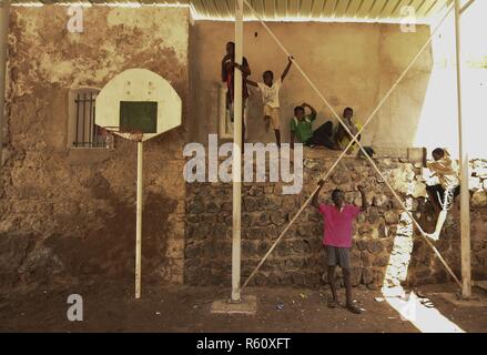 Eine Gruppe von Kindern hängen heraus auf einem Spielplatz in der Caritas Dschibuti mission in der Innenstadt von Dschibuti, 26. April 2017. Us-Mitglieder auf die Combined Joint Task Force - Horn von Afrika zugeordnet, regelmäßig besuchen, mit dem Ziel, Lebensmittel, Spielwaren, Kleidung und Zubehör zu spenden. Stockfoto