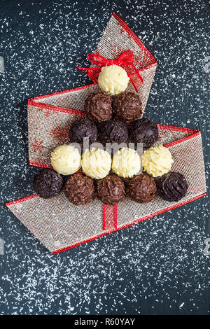 Schokolade Pralinen Form Weihnachtsbaum auf Schwarz Stockfoto