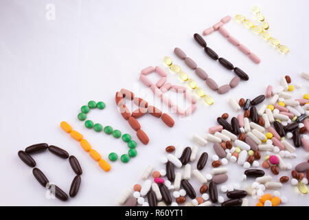 Konzeptionelle Hand schreiben Bildunterschrift inspiration Medical Care Health Concept mit Pillen Drogen geschrieben Kapsel Wort Behinderung auf weißem Hintergrund mit Kopie Raum isoliert Stockfoto