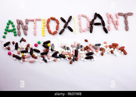 Hand schreiben Bildunterschrift inspiration Medical care Konzept mit Pillen, Drogen geschrieben Kapsel Wort Antioxidans auf weißem Hintergrund mit Kopie Raum isoliert Stockfoto