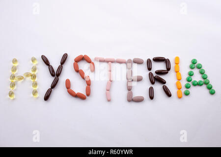 Konzeptionelle Hand schreiben Bildunterschrift inspiration Medical Care Health Concept mit Pillen Drogen geschrieben Kapsel Wort Hysterie Saison auf weißem Hintergrund mit Kopie Raum isoliert Stockfoto