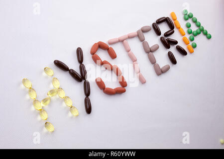 Konzeptionelle Hand schreiben Bildunterschrift inspiration Medical Care Health Concept mit Pillen Drogen geschrieben Kapsel Wort Hysterie Saison auf weißem Hintergrund mit Kopie Raum isoliert Stockfoto