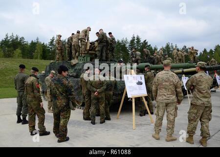 Soldaten aus allen Nationen in Strong Europa Tank Challenge (SETC) inspizieren einen M1 Abrams Kampfpanzer, betrieben von US-Soldaten, 66th Armor Regiment, 3. Rüstung Brigade Combat Team, 1. Bataillon, 4. US-Infanteriedivision während der Eröffnungsfeier am Truppenübungsplatz Grafenwöhr, Deutschland, 7. Mai 2017 SETC zugeordnet. Den SETC ist durch die US-Army in Europa und die deutsche Armee, 7.-12. Mai 2017 Co-Gastgeber. Der Wettbewerb wurde entwickelt, um eine dynamische Präsenz-Projekt, militärische Partnerschaft zu fördern, Förderung der Interoperabilität und bietet eine Umgebung für den Austausch von Taktiken, Techniken und procedu Stockfoto