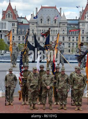 Mit dem New York State Capitol im Hintergrund, wichtige Führer der New York Army National Guard und der 42th Infantry Division stellen folgende Änderung des Befehls Zeremonien am Empire State Plaza in Albany, New York, am 6. Mai 2017. Sie sind, vom links, Brig. Gen. Raymond Schilde, stellvertretender Adjutant General für Armee; Generalmajor Harry Miller, der scheidende Kommandant der 42th Infantry Division; Brig. Gen. Steven Ferrari, die eingehenden Kommandant der 42th Infantry Division; und Command Sgt. Große Justin Lenz, 42th Infantry Division Command Sgt. Major. (U.S. Army National Guard Stockfoto