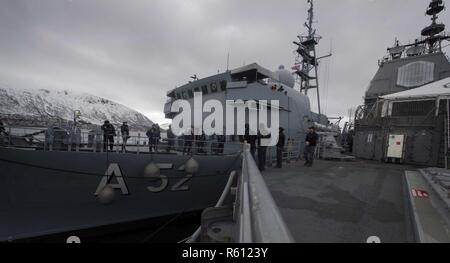 Tromsø, Norwegen (5. Mai 2017) Der deutschen Flotte service Schiff FGS Oste (A52) Mauren neben der Ticonderoga-Klasse Lenkwaffen-kreuzer USS Leyte Gulf (CG55). Leyte Gulf ist die Durchführung von naval Operations in den USA 6 Flotte Bereich der Maßnahmen zur Unterstützung der US-amerikanischen nationalen Sicherheitsinteressen in Europa. Stockfoto