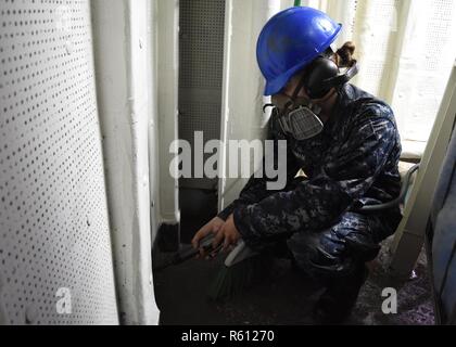 YOKOSUKA, Japan (08.Mai 2017) der Maschinist Mate Feuerwehrmann Kristen Goodman, von Man, West Virginia, USA 7 Flotte Flaggschiff USS Blue Ridge LCC (19), benutzt eine Luft-Meißel, Büste Farbe von der Stirnwand. Blue Ridge ist in eine umfassende Wartung, um das Schiff weiterhin als eine robuste Kommunikation Plattform in den USA 7 Flotte Einsatzgebiet zu dienen zu modernisieren. Stockfoto