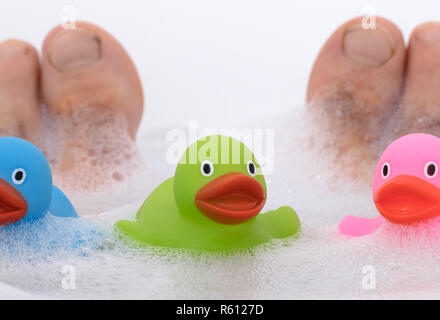 Männerfüßen in einer hellen weißen Badewanne, selektiven Fokus auf Zehen Stockfoto
