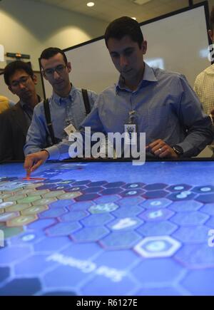 NEWPORT, R.I. (5. Mai 2017) Kolumbien navy Lt.Cmdr. Rodrigo Daza-Pulido, Student an der US Naval War College (NWC) Naval Staff College zugeordnet beteiligt sich an einem schlußstein Wargame. Die Teilnehmer wurden in zwei Gruppen geteilt und auf bestimmte Nationen in einem blau und gold Koalition zugewiesen. Das Spiel ermöglicht den Schülern die Theorien der operativen Planung bei NWC in der praktischen Anwendung gelernt haben, Fokussierung auf die Anwendung militärischer Macht, wo das blaue Team spielt gegen das Gold Team. Die Teams durchgeführt, separate Planungssitzungen und informierte ihre jeweiligen Handlungsoptionen (COA) Stockfoto