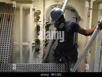 YOKOSUKA, Japan (08.Mai 2017) von Gunner Mate 3. Klasse Christian Moore, von Chicago Heights, Illinois, USA 7 Flotte Flaggschiff USS Blue Ridge LCC (19), zieht den rungen im Vorgriff auf die anstehende Wartung. Blue Ridge ist in eine umfassende Wartung, um das Schiff weiterhin als eine robuste Kommunikation Plattform in den USA 7 Flotte Einsatzgebiet zu dienen zu modernisieren. Stockfoto