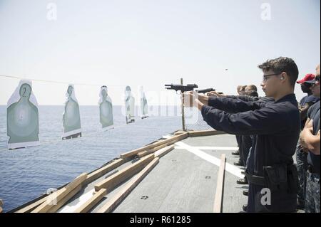 Mittelmeer (5. Mai 2017) Cryptologic Techniker (Technische) Seaman Brian Colón beteiligt sich an einem kleinen Kurs an Bord der Arleigh-Burke-Klasse geführte Anti-raketen-Zerstörer USS Ross (DDG71). Das Schiff ist nach vorne - Rota, Spanien bereitgestellt, die Durchführung von naval Operations in den USA 6 Flotte Bereich der Maßnahmen zur Unterstützung der US-amerikanischen nationalen Sicherheitsinteressen in Europa und Afrika. Stockfoto