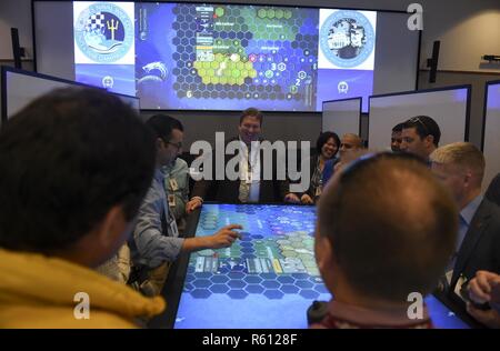NEWPORT, R.I. (5. Mai 2017) U.S. Naval War College (NWC) Studenten die Teilnahme an einem schlußstein Wargame. Die Teilnehmer wurden in zwei Gruppen geteilt und auf bestimmte Nationen in einem blau und gold Koalition zugewiesen. Das Spiel ermöglicht den Schülern die Theorien der operativen Planung bei NWC in der praktischen Anwendung gelernt haben, Fokussierung auf die Anwendung militärischer Macht, wo das blaue Team spielt gegen das Gold Team. Dies ist das erste Jahr das Spiel von einem Papier Brettspiel zu einer voll funktionsfähigen Computer Anwendung mit Touch Screen Technologie, die es erlaubt, dass mehrere Personen simu zu spielen migriert wurde Stockfoto