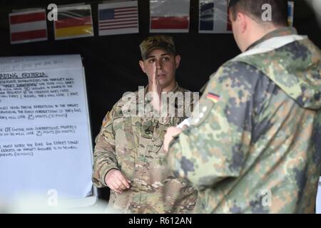 Team Deutschland erhält ein Briefing während der starken Europa Tank Herausforderung (SETC) an der 7th Army Training Befehl Grafenwöhr Training Area, Deutschland, Mai 08, 2017. Die setc wird gemeinsam von der US-Army in Europa und der Deutschen Armee, Mai 7-12, 2017 gehostet wird. Der Wettbewerb soll eine dynamische Präsenz, Förderung der militärischen Partnerschaft Projekt, die Interoperabilität zu fördern, und bietet eine Umgebung für die gemeinsame Nutzung von Taktiken, Techniken und Verfahren. Platoons aus sechs NATO- und Partnerstaaten sind im Wettbewerb. Stockfoto